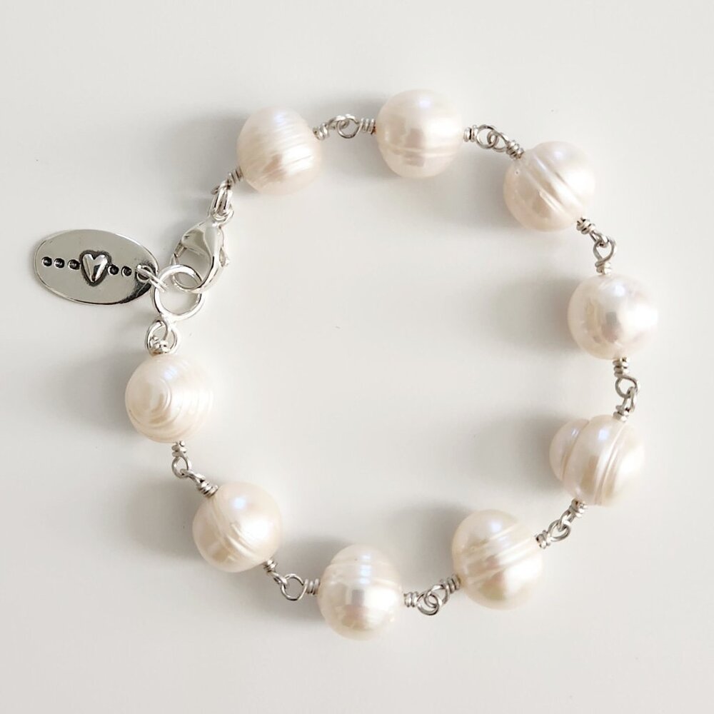 WHITE PEARL BRACELET W/ MINI 925 SILVER HEART CHARM